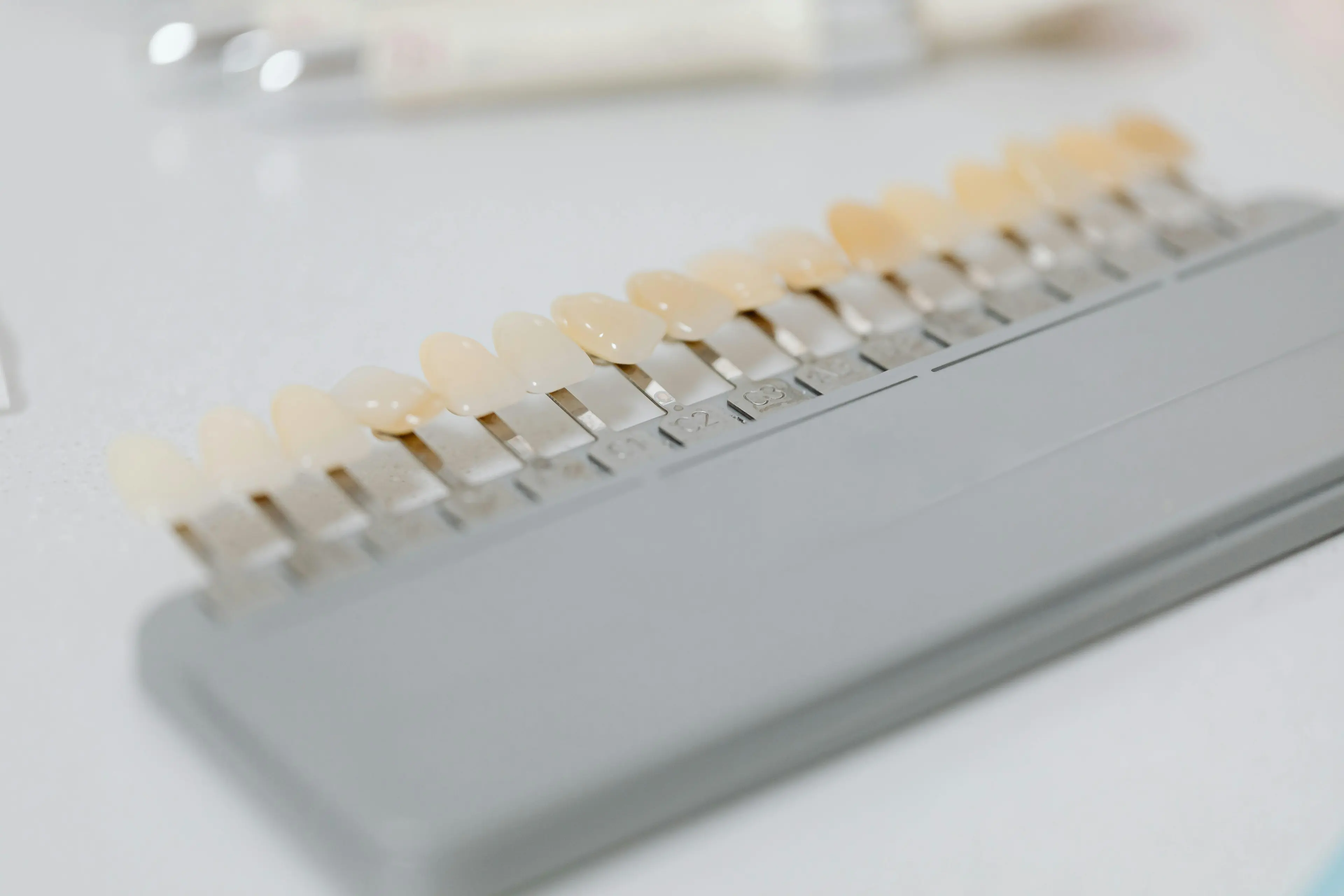 Imagine articol: Albire dentară profesională sau acasă: ghid complet pentru siguranță și rezultate (2026)